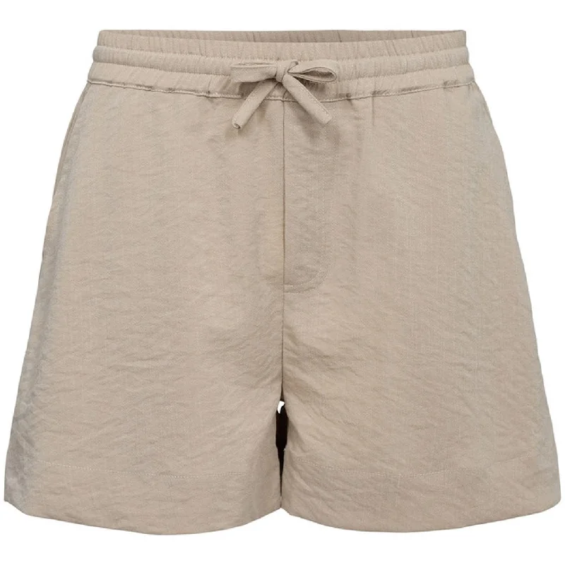 Street Fashion Sofie Schnoor Sand Shorts